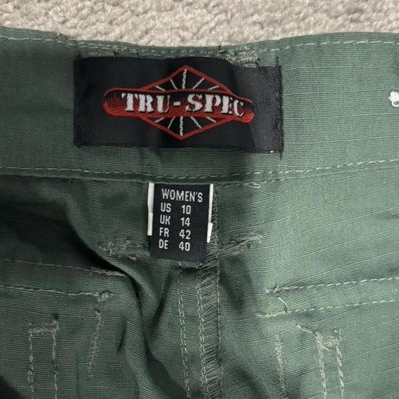 Women's Stylish Olive Cargo Pants - Picture 3 of 4